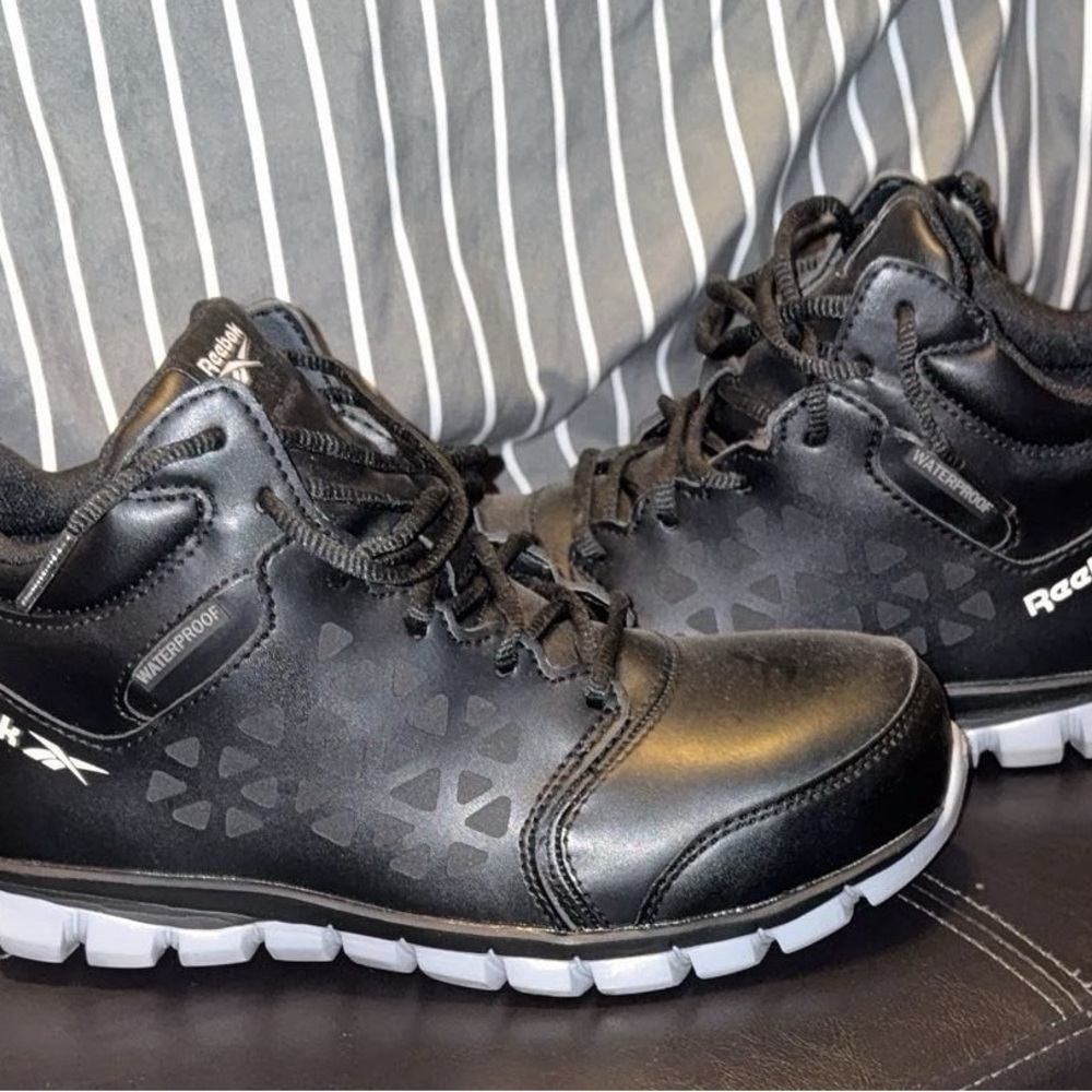 Reebok Black Sneakers with Padded Collar and Lace-Up Design